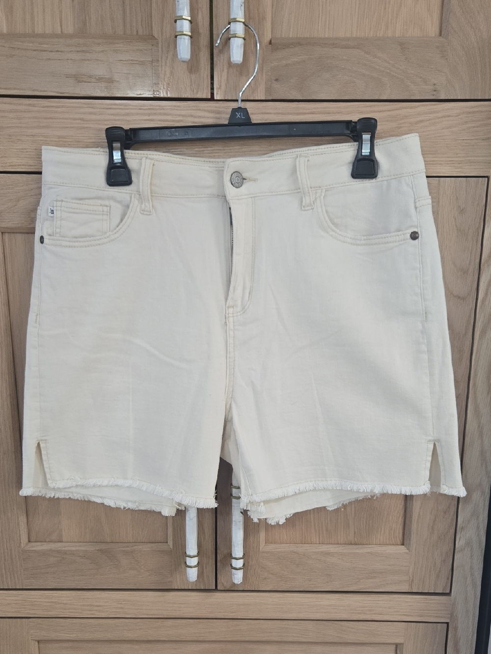 Judy Blue Women's Cream Frayed Hem Denim Shorts